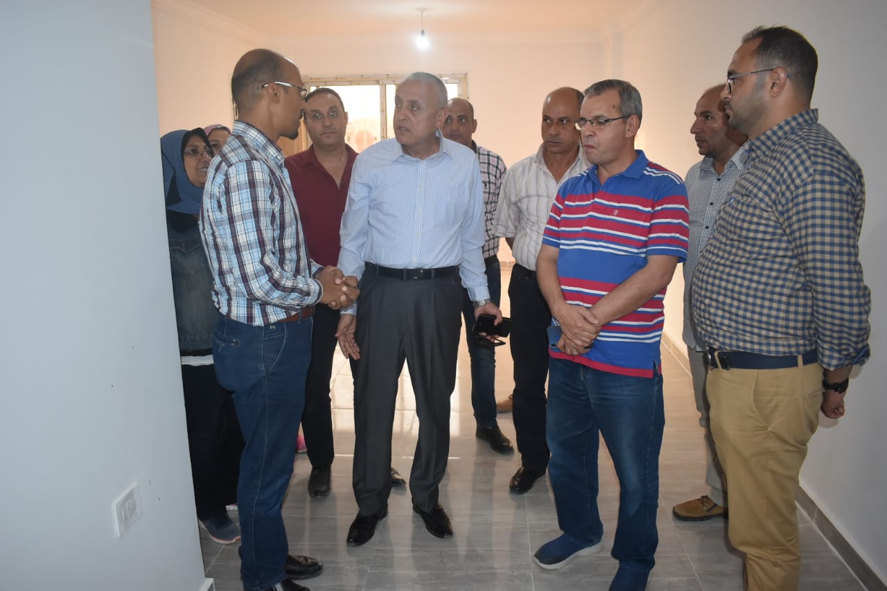  نائب وزير الإسكان يتفقد المشروعات بمدينة الشروق (8)
