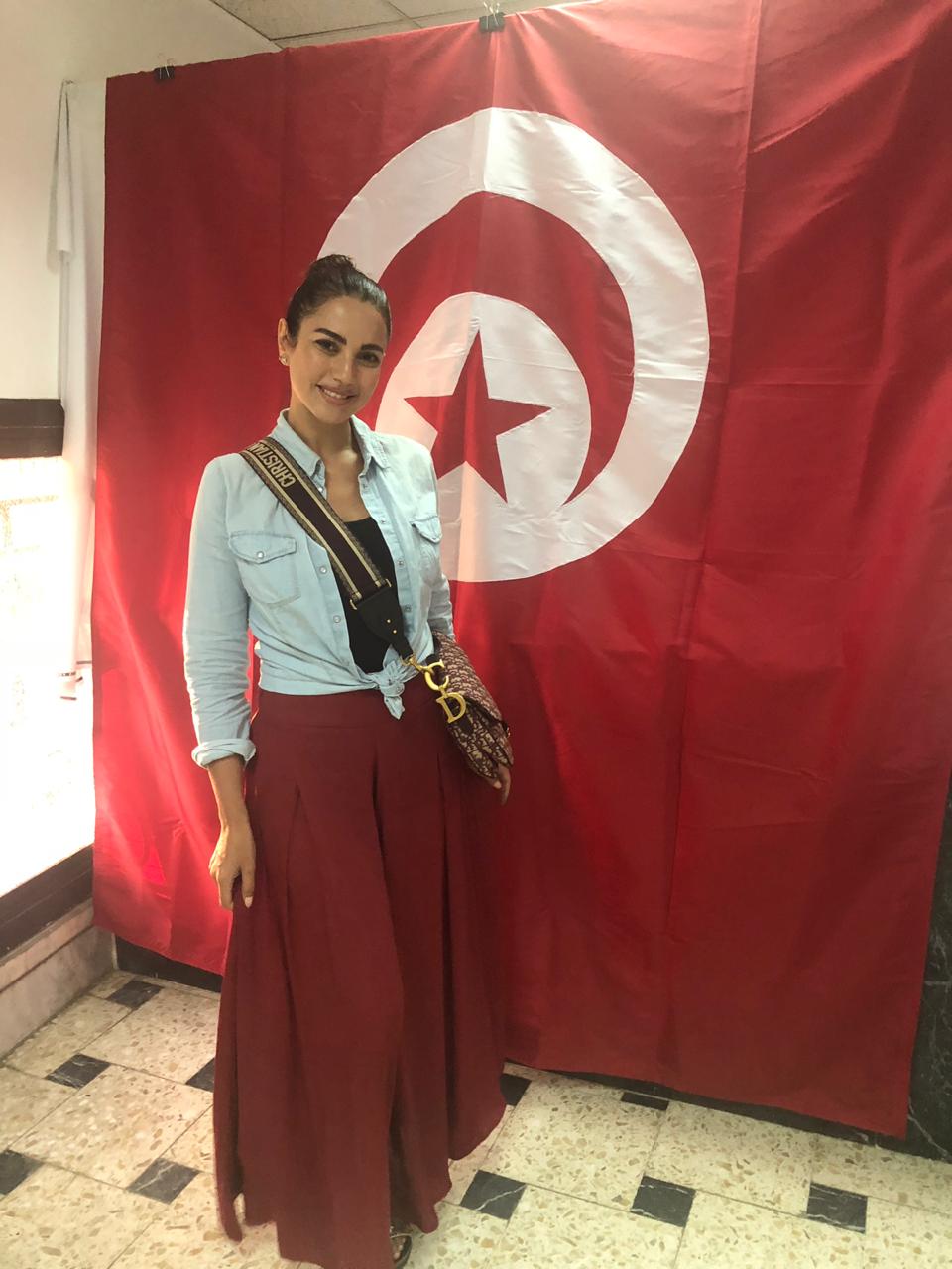 الفنانة درة أمام علم بلادها داخل مقر السفارة