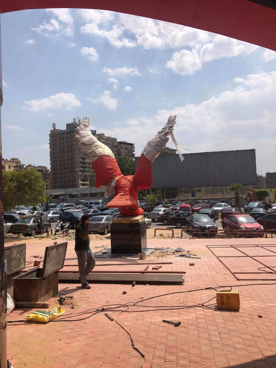 تمثال النسر يزين بوابة النادى الأهلى بمدينة نصر (3)