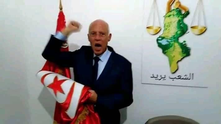 قيس سعيد مع العلم التونسى