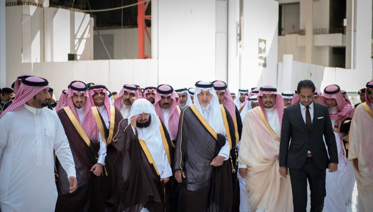 أمير مكة و الوفد المرافق يصلون إلى المسجد الحرام