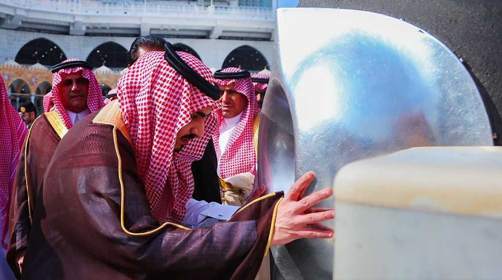 أمير مكة المكرمة يقبل الكعبة المشرفة