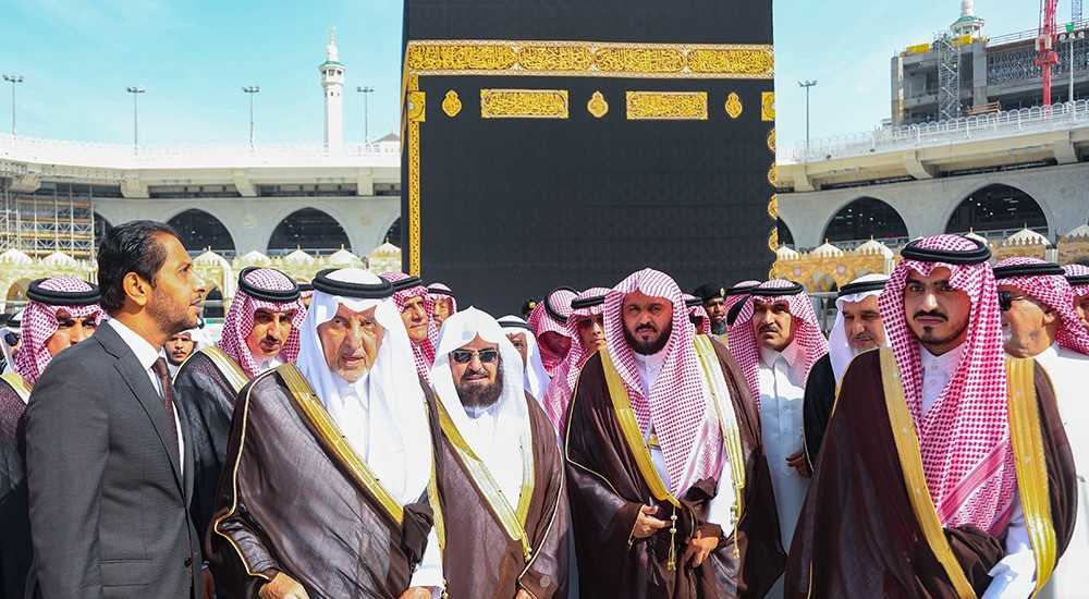 أمير مكة و الوفد المرافق يلتقطون الصور التذكارية