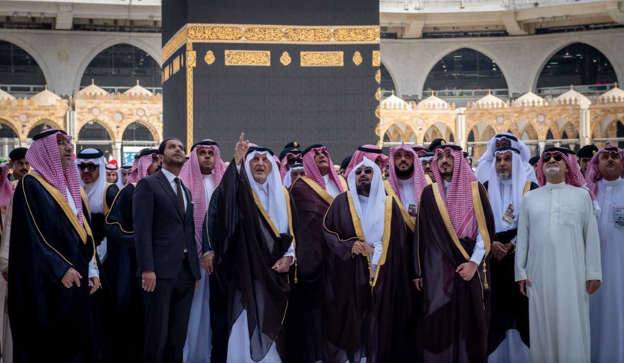 أمير مكة يتفقد جنبات المسجد الحرام