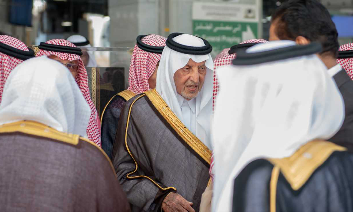 أمير مكة المكرمة يصل إلى المسجد الحرام