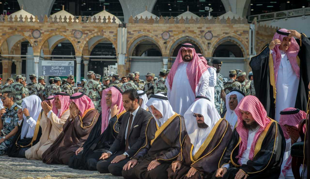 أمير مكة يؤدى الصلاة قبل الدخول للكعبة