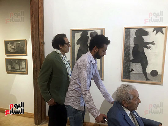 الفنان-فاروق-حسنى-يتابع-اللوحات الفنان-فاروق-حسنى-يتابع-اللوحات