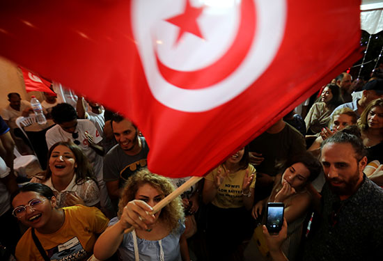 سيدة من أنصار القروى ترفع العلم التونسى