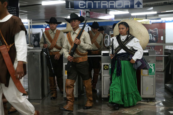 جنود مكسيك بالزى التقليدى