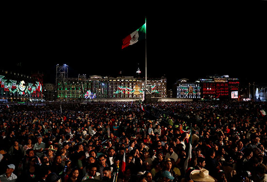 الأعلام المكسيكية ترفرف خلال الاحتفالات