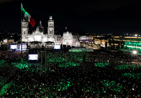 احتفالات بأضواء العلم المكسيكى