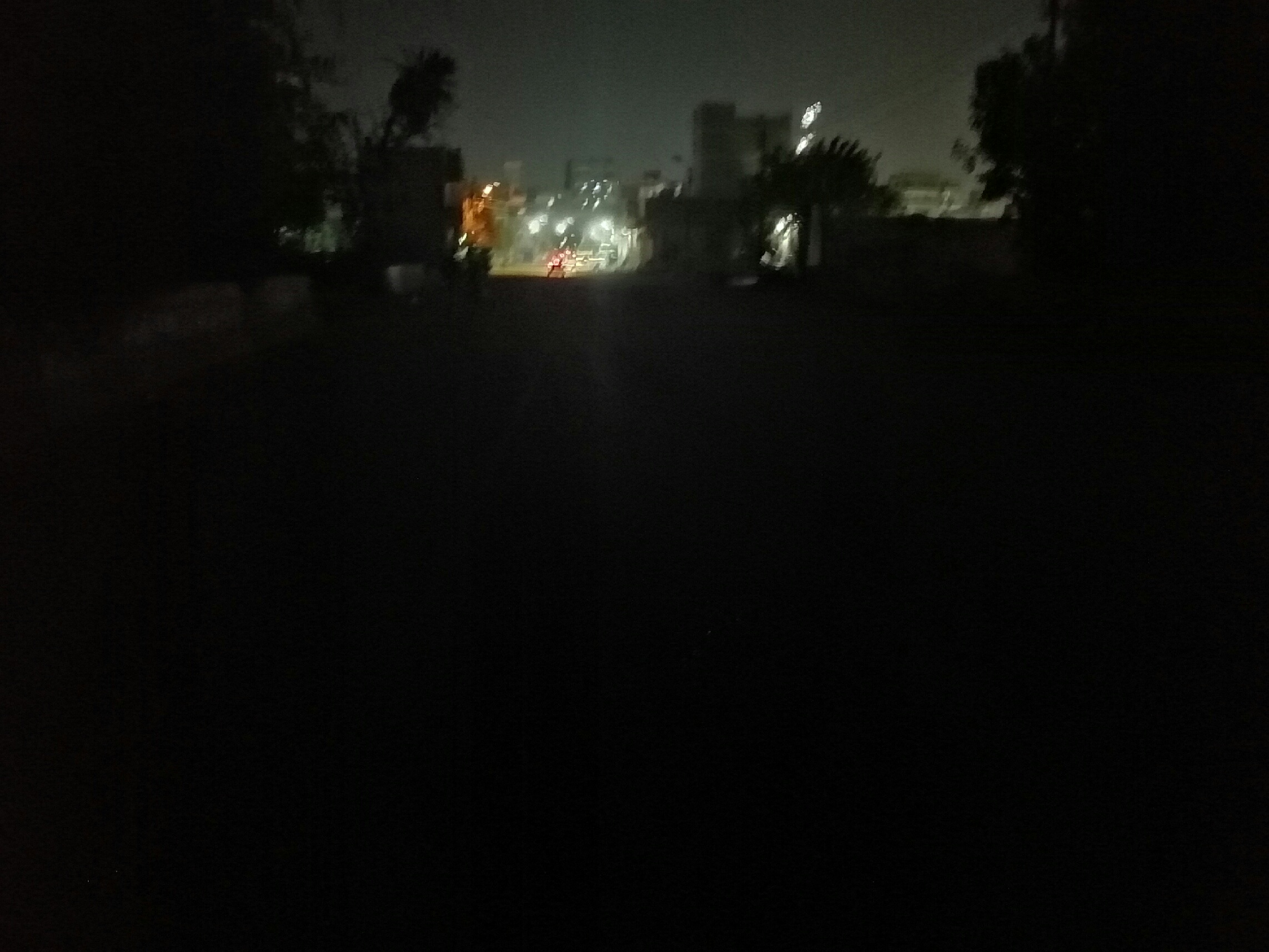 الظلام يخيم على طريق سكة عجرة