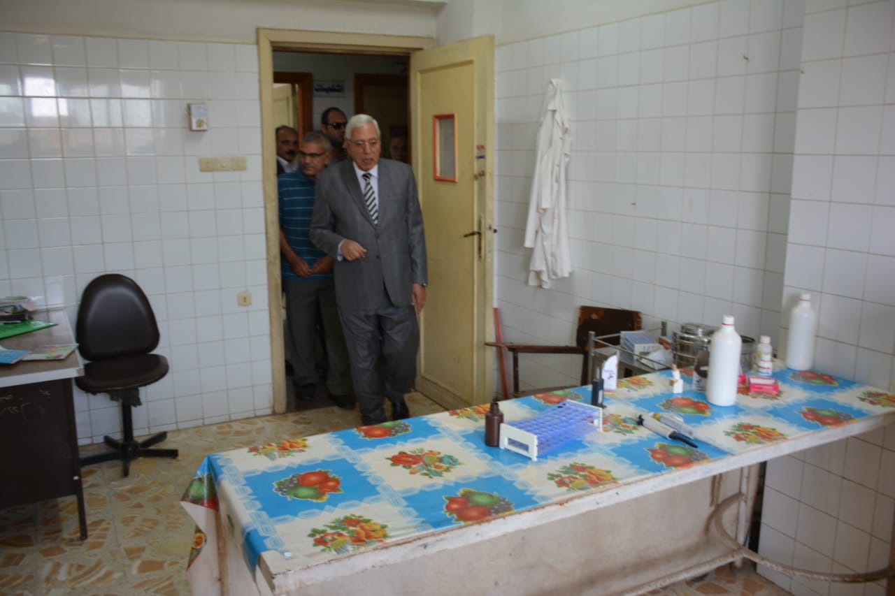 محافظ الدقهلية يتفقد مركز طب الأسرة بقرية ميت الفرماوى (2)