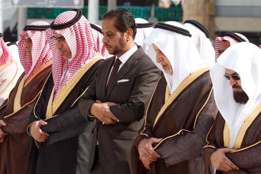 أمير مكة و الوفد المرافق له يؤدى الصلاة قبل الدخول للكعبة