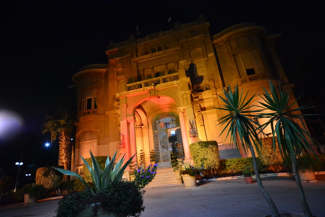 جامعة عين شمس تضيئ مبانيها باللون البرتقالى احتفالا باليوم العالمى الأول لسلامة المريض (1)