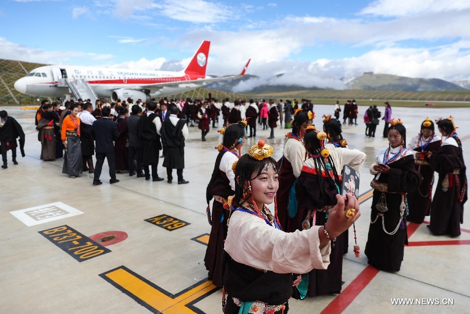 صينية تلتقط سيلفى خلال حفل افتتاح المطار الجديد