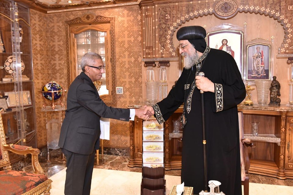 قداسة البابا يستقبل سفير مصر بالبحرين (1)