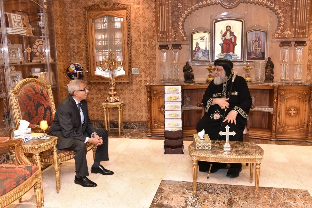 البابا تواضروس يستقبل السفير المصرى لدى البحرين (2)