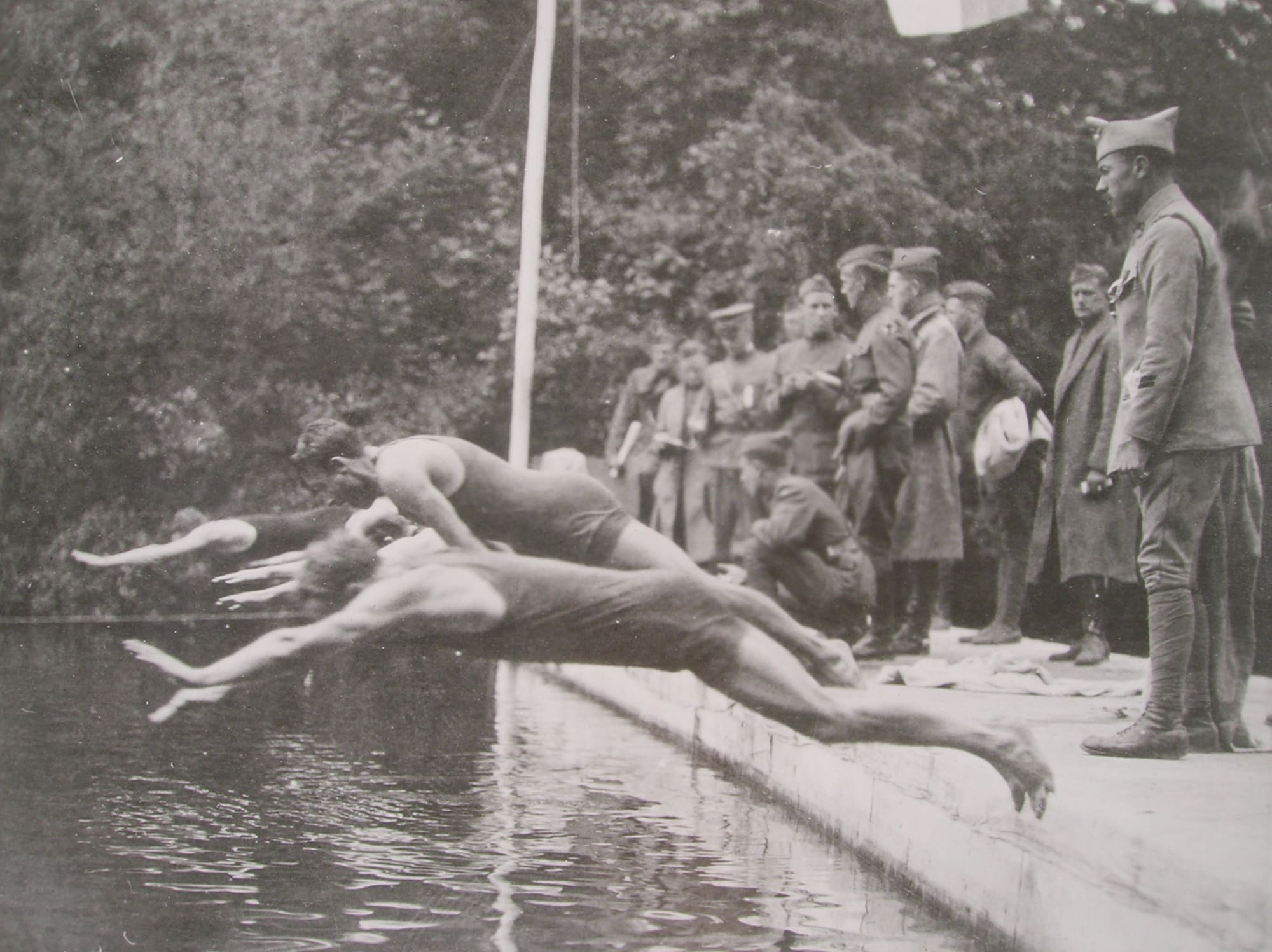 الجنود يمارسون رياضة السباحة )
