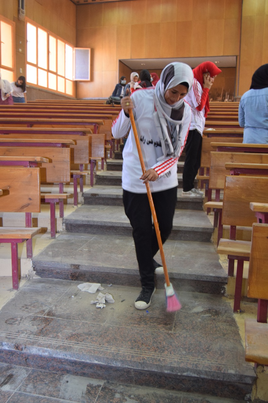 طالبات يشاركن فى اعمال نظافة المدرجات