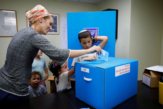 امرأة تدلي بصوتها في صندوق اقتراع