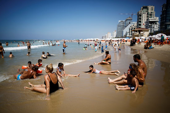 يستمتع الناس على الشاطئ في يوم الانتخابات في تل أبيب