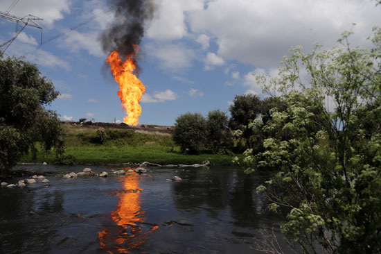 النيران جراء انفجار أنبوب النفط