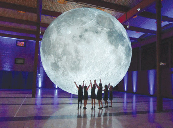 تمثال عملاق بعنوان القمر من تصميم الفنان البريطاني المعاصر لوك جيرام