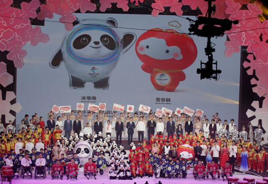 رئيس-اللجنة-الأولمبية-الدولية-وسط-مجموعة-من-المسئولين-الصينيين