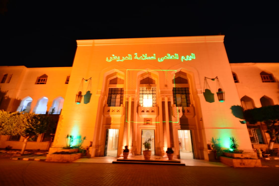 جامعة عين شمس تضيئ مبانيها باللون البرتقالى احتفالا باليوم العالمى الأول لسلامة المريض (2)