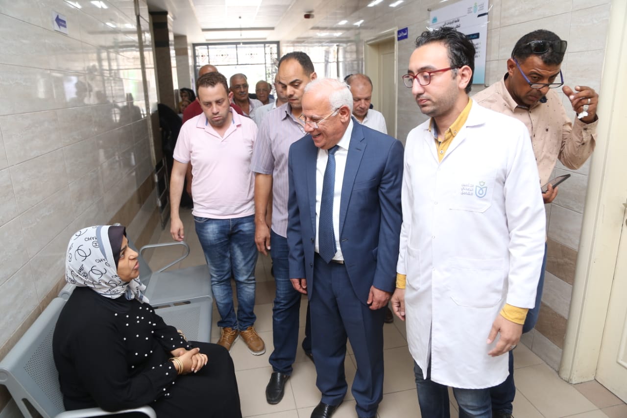 محافظ بورسعيد يلتقى المرضى خلال متابعة تنفيذ منظومة التأمين الصحى (2)