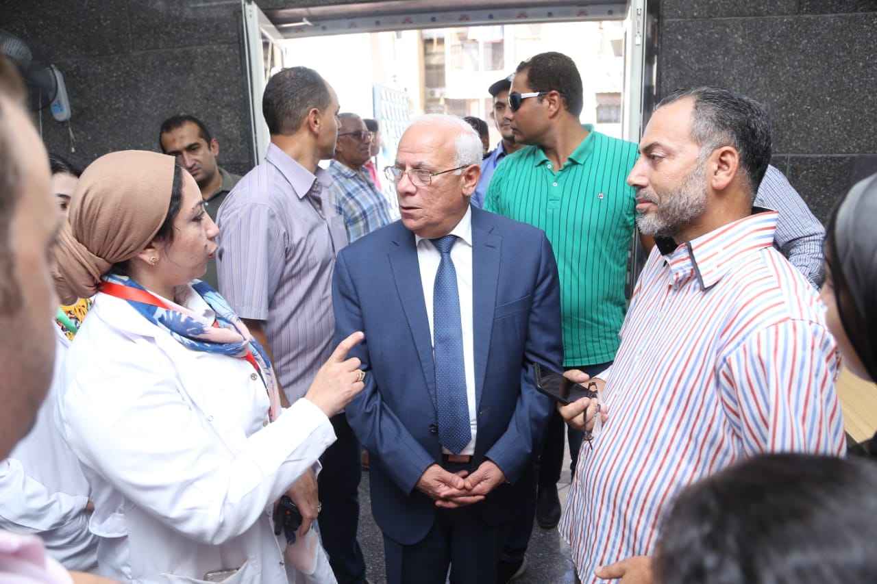 محافظ بورسعيد يلتقى المرضى خلال متابعة تنفيذ منظومة التأمين الصحى (6)