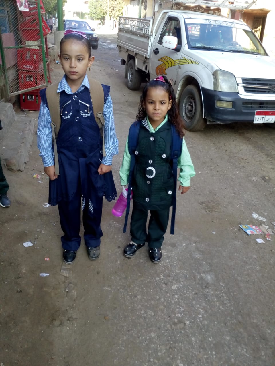 رنا وفرح فى طريقهما إلى المدرسة