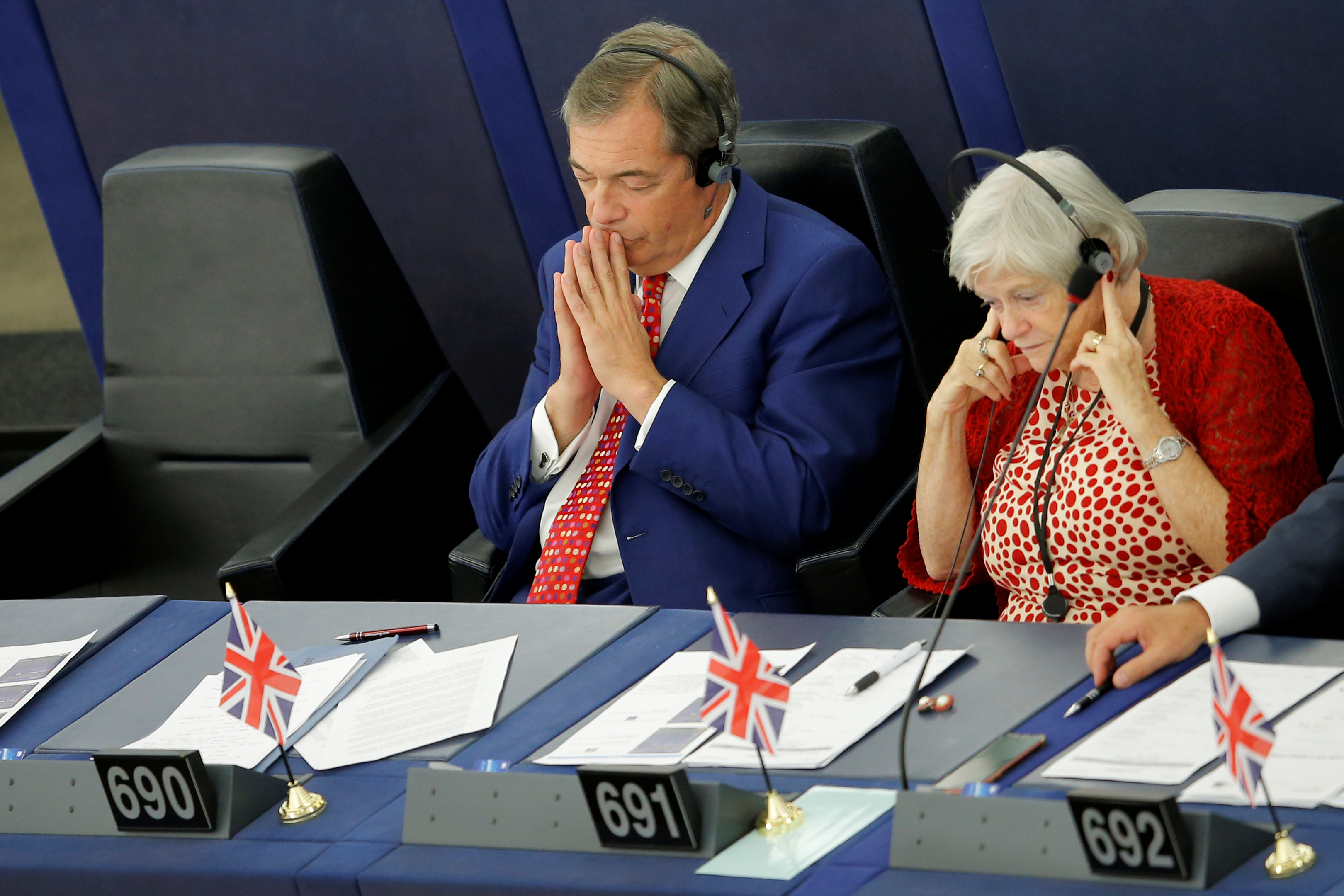 نايجل فاراج يتابع الجلسة