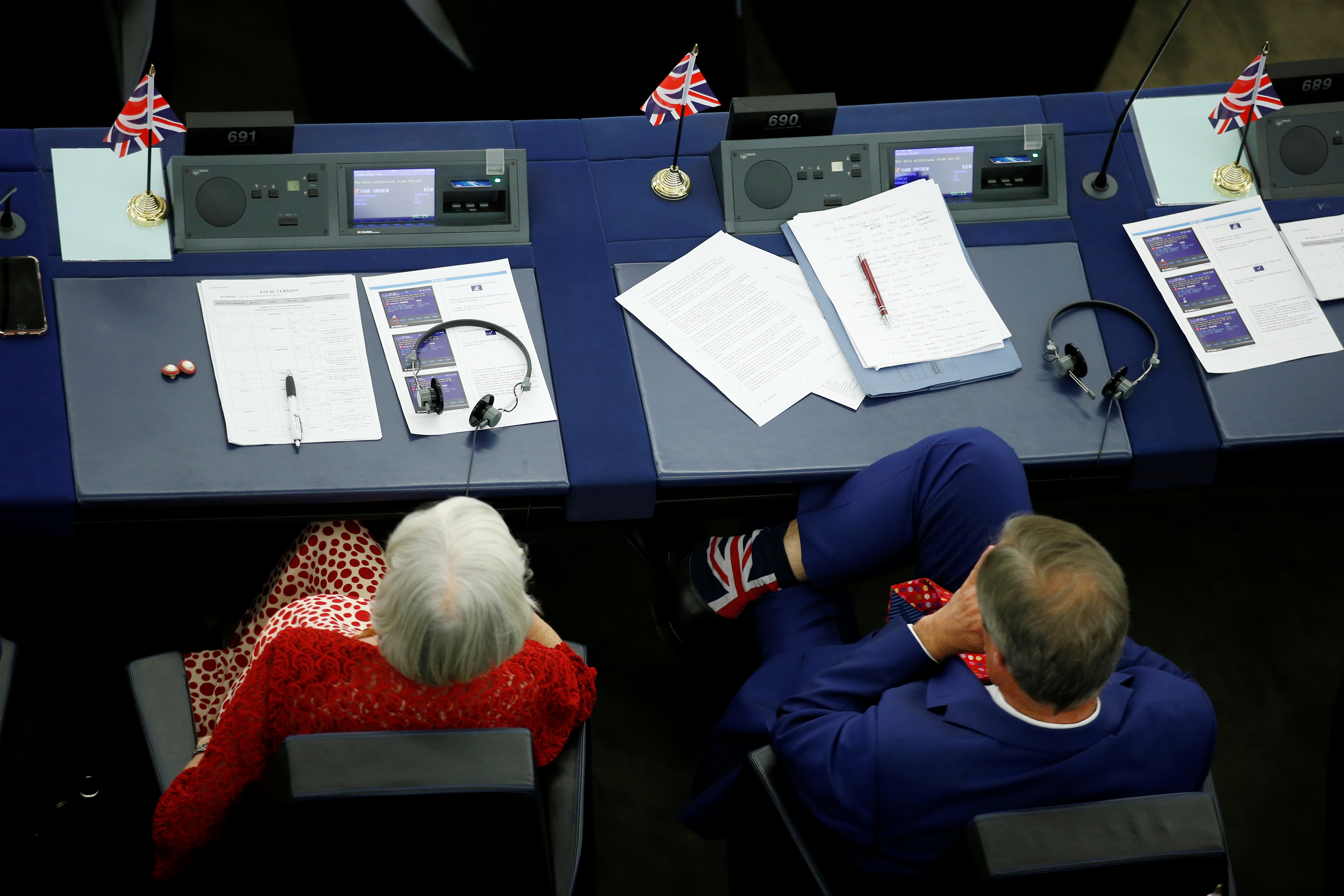 نايجل فاراج يسرق الكاميرات فى البرلمان الأوروبى