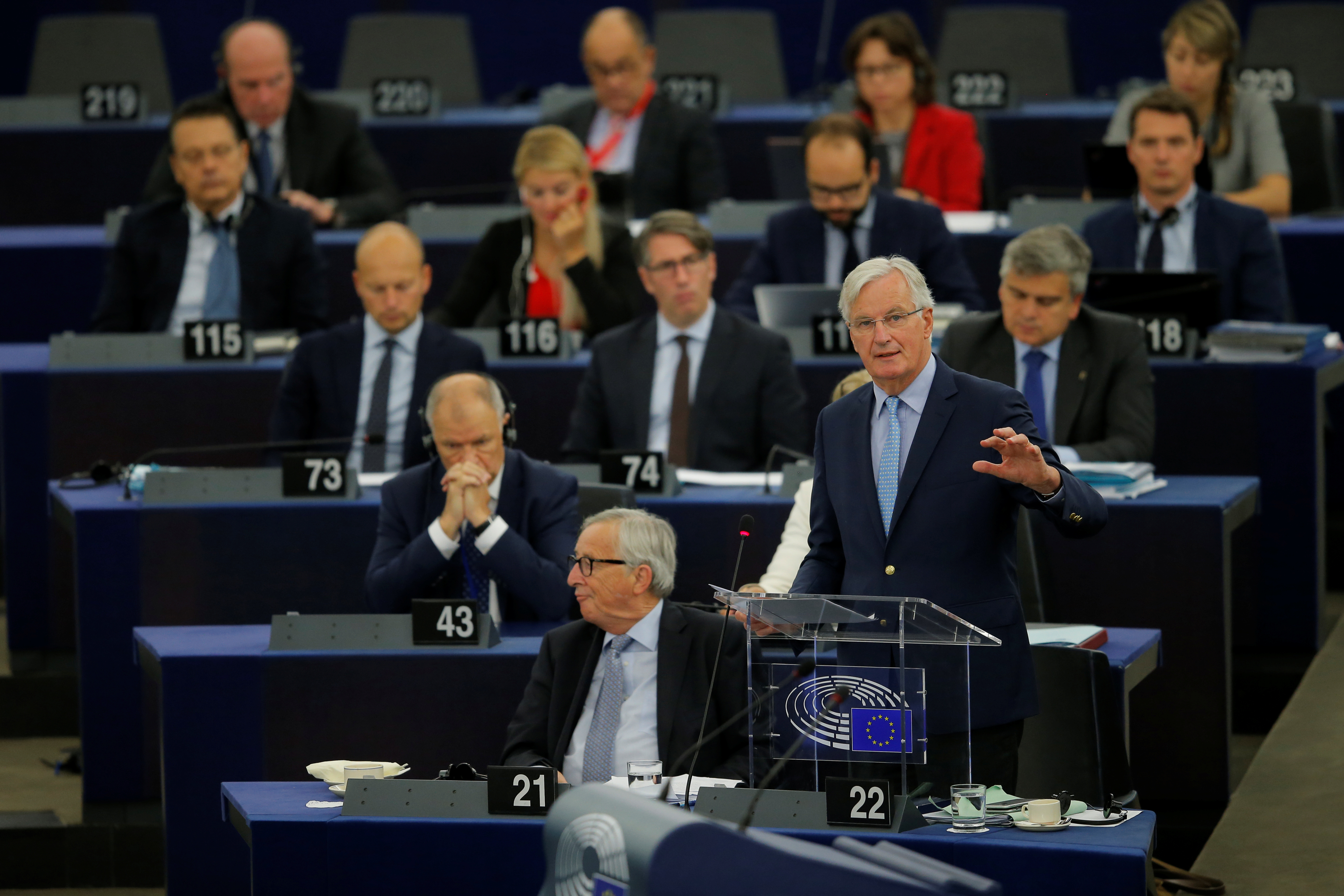 يونكر ونظر حادة للجانب البريطانى