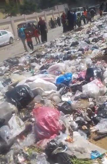 القمامة أمام مجمع المدارس