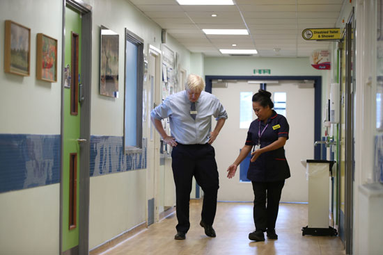 رئيس-الوزراء-البريطانى-خلال-زيارته-لمستشفى-وسط-لندن
