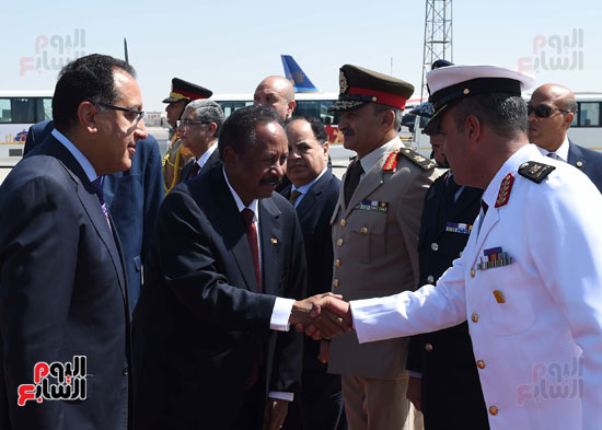 رئيس الوزراء السودانى بمطار القاهرة
