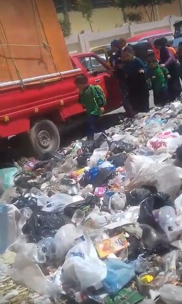 تراكم القمامة أمام مجمع المدارس بترسا