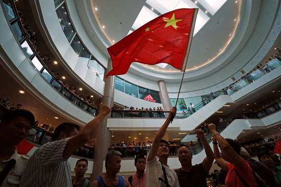 مؤيدون-يرفعون-أعلام-الصين-وسط-مول-تجارى