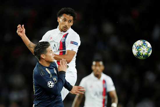 لاعب باريس يحاول خطف الكرة قبل رودريجيز