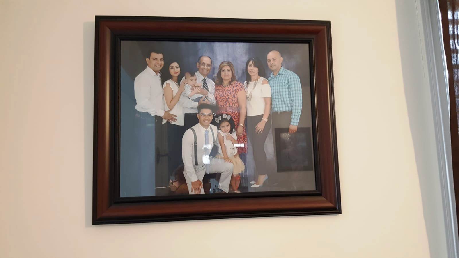 مينا مسعود فى صورة نادرة وسط عائلته