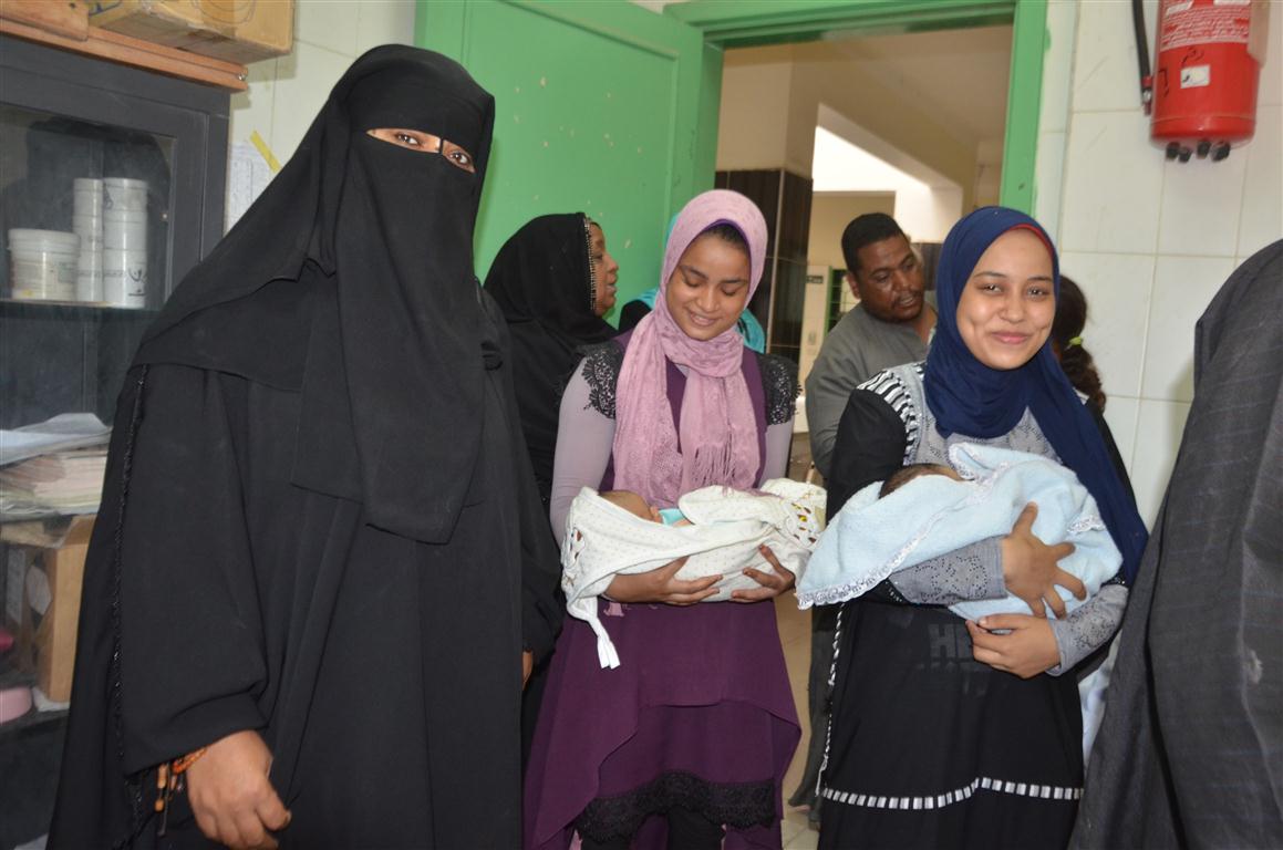 الأقصر تواصل إستقبال السيدات لفحص أطفالهم حديثي الولادة بمبادرة الرئيس  (7)