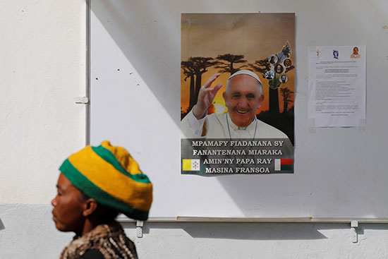 صور البابا فرنسيس تزين المدينة استعدادا لاستقباله بها