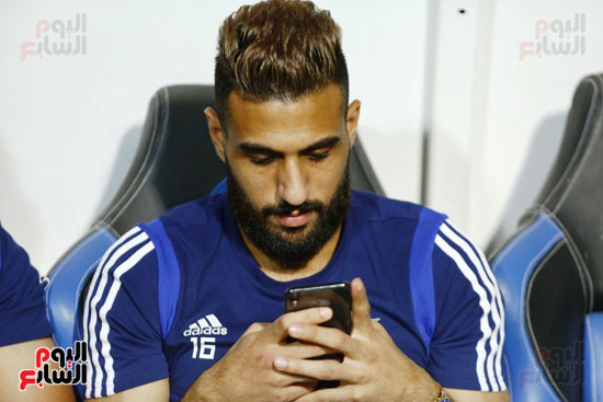 احمد الشناوي يتابع هاتفه خلال مباراة بيراميدز