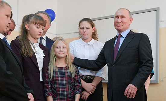 بوتين بين طلاب المدرسة