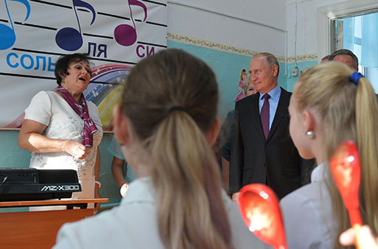 بوتين فى زيارة لمدرسة بالمدينة الروسية