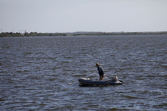 رجل فى قارب على نهر إنديان قبل وصول إعصار دوريان إلى تيتوسفيل