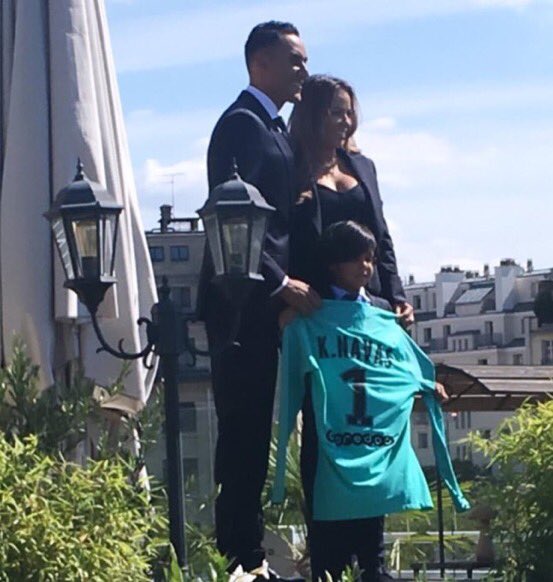 كيلور نافاس بقميص باريس سان جيرمان مع أسرته